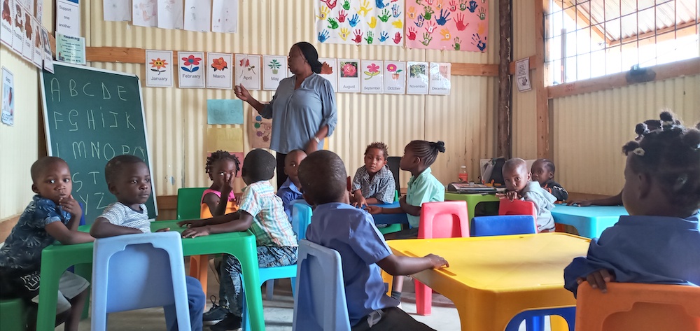 Juf Elisia geeft bijles aan de kinderen die buiten de boor vallen kopie