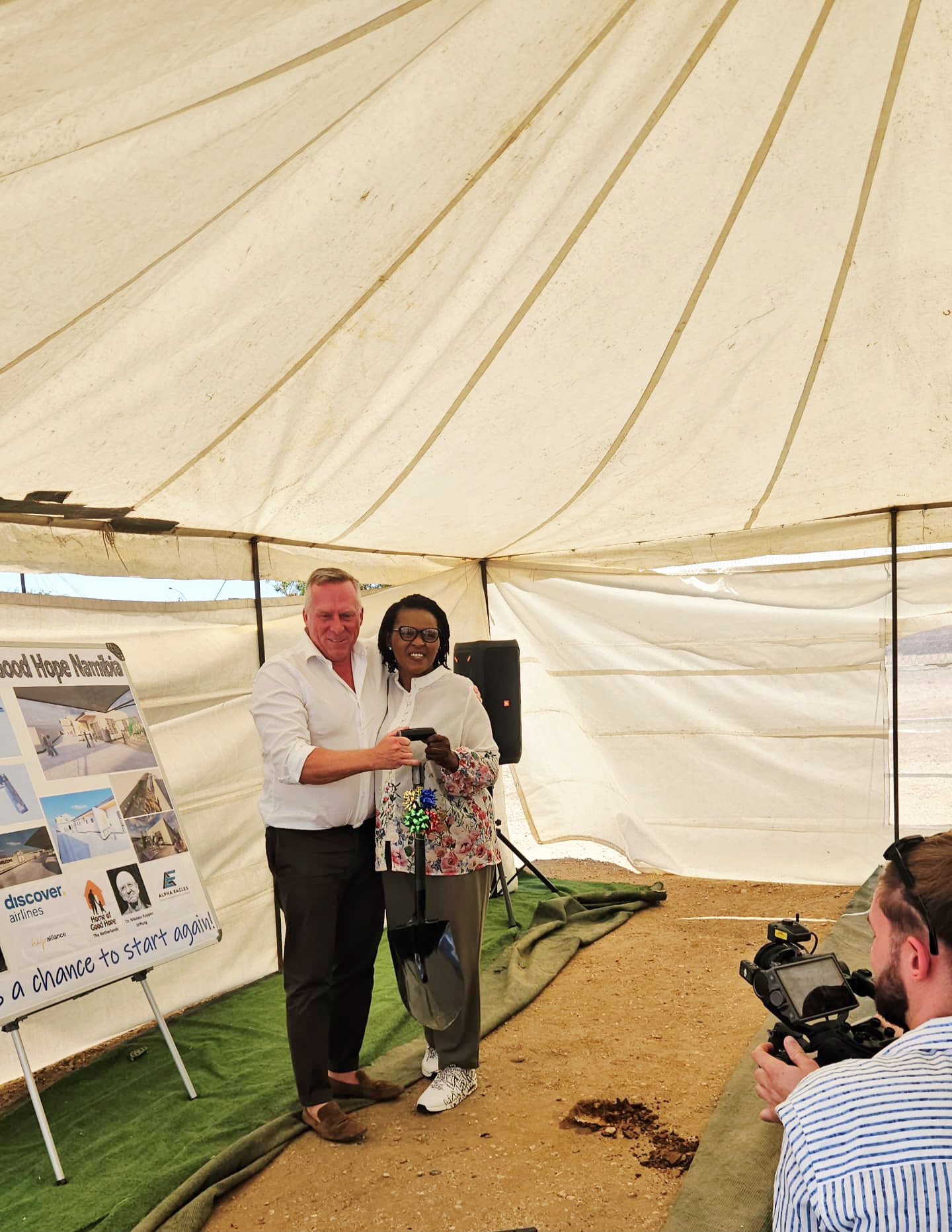 De Groundbreaking Ceremony aan Monicastreet